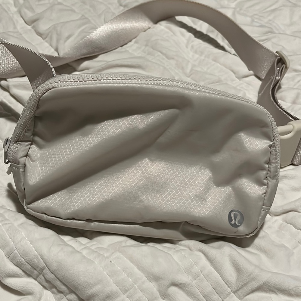 Lululemon everywhere belt bag